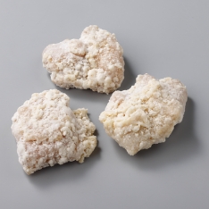鶏唐揚(生IQF) 鶏肉は生・未加熱のもも肉の唐揚げです。にんにく、醤油を効かせ、隠し味にごま油を使用しています。バラ凍結しているので必要な分だけ調理可能です。