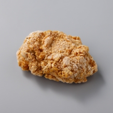 肉厚チキン 若鶏のもも肉を使用した骨なしのフライドチキンです。ドラム部位のみを限定使用し、肉厚に仕上げました。10種のスパイス＆ハーブを使用し、奥深い風味とまろやかな味わいが特徴です。