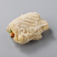 鶏もも肉の彩り3種野菜巻き85 若鶏のもも肉でごぼう・にんじん・いんげんを挟んだチキンステーキです。にんにく、醤油、塩でシンプルな味付けに仕上げました。様々なソースアレンジが可能です。
