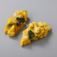 かぼちゃとレンコンのおつまみ揚げ 野菜にはかぼちゃとレンコンを使い、季節感を出しています。レンコンを使用することで食感にアクセントを加えました。調理時間は素揚げで約2分、簡単に手間をかけずに提供可能です。