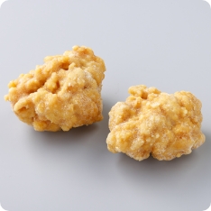 じゅわっと⾹ばし鶏唐 香ばしい醤油の香りが特長の鶏もも肉の唐揚げです。3種の醤油（生（なま）醤油・再仕込み醤油・濃口醤油）を使用することで、香りと旨みのバランスのとれた味わいになりました。