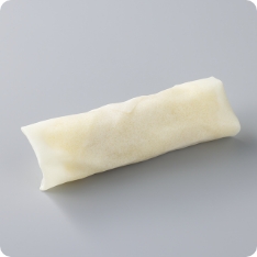 筍たっぷりパリッと春巻 パリッとした歯切れの良い皮と筍の食感が特長の春巻です。香ばしいきつね色でつや感のある皮に仕上げました。従来よりも筍の配合量を増やし、さらに筍の具材感をアップさせました。一口目から中具を感じることができる形状へ変更することで、より具材感のある品質へ仕上げました。