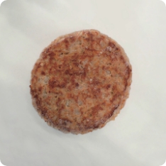 グリラードハンバーグ120 豚肉・鶏肉・牛肉配合のふっくらジューシーなハンバーグです。耐熱性の高いブイヨンジュレを使用し、ハンバーグ内にブイヨンが留まることでさらにジューシーになりました。挽き目の異なる肉を混合することでほぐれ感のあるハンバーグに仕上げました。