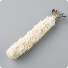 1尾ずつパン粉を手付けした未加熱えびフライです。油はねを抑えるため、尾扇を丁寧にしごいています。生パン粉を使用しサクッとした食感に仕上げています。