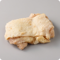 鶏のもも肉に塩と白胡椒、黒胡椒で味付けをしたチキンステーキです。薄い味付けなので様々なソースアレンジでご活用ください。