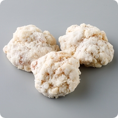 鶏のもも肉を未加熱のまま、衣をつけた竜田揚げです。白い粉吹きが特長になっています。しょうが、醤油を効かせ、さっぱりした味付けに仕上げました。バラ凍結しているので必要な分だけ調理可能です。