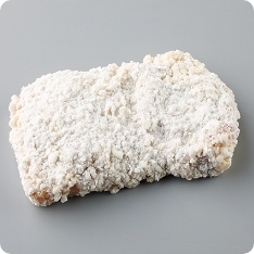 鶏のもも肉を未加熱のまま衣をつけ、盤面を広くとった竜田揚げです。凹凸のある外観が特長になっています。油淋鶏やチキン南蛮など様々なタレに合うように、薄味に仕上げました。