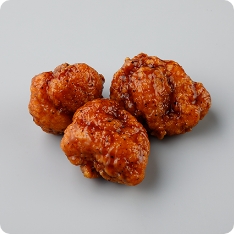 鶏もも肉を使用した唐揚げに、黒胡椒が効いた食欲をそそるスパイシーなタレを和えました。自然解凍でも電子レンジでも召し上がれます。※黒こしょう入りのソースを使用しています。