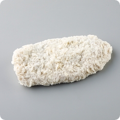 鶏むね肉を使用したチキンカツです。大葉・チーズ風フィリング・鶏むね肉を7層に重ねているので、カット断面がきれいな商品です。薄い層状になっているため、歯切れの良い食感です。チーズとしては、乳又は乳製品を主要原料とする食品を使用しています。