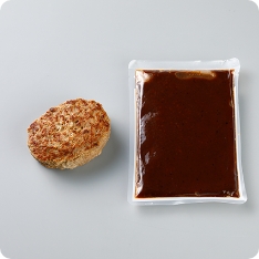 肉厚でジューシーな食べ応えのあるハンバーグです。肉で肉を包む独自の成型技術を採用し、食感の違う外内層による肉のほぐれ感を実現。内層に独自技術のブイヨンジュレを配合することでジューシーなハンバーグに仕上げました。