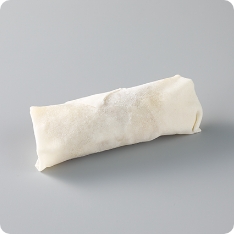 パリッとした皮とたっぷり詰まった具材の食感にこだわった春巻です。中華店の春巻のように、食欲をそそる照りツヤのある外観です。10品目の具材を使用し、旨味と食感を楽しめます。具材の配合を増やし、より食べ応えを感じられる品質にブラッシュアップしました。