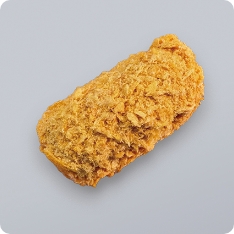 自社製のルーと宮城県蔵王産のミルクを使用して、なめらかなソースに仕上げたクリームコロッケです。ミルクの甘みとかにの風味が感じられる、とろっとしたクリームが特長です。独自技術により、時間が経ってもクリームのなめらかさが持続するよう仕上げました。歯切れの良い衣食感に改良いたしました。