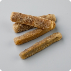 ごぼう本来の風味を活かすため、皮を残したままスティック状にカットしました。醤油やかつおぶしエキスなどで下味をつけることで、ごぼうの自然な甘さと香ばしさが口いっぱいに広がり、歯切れが良く、食べやすい食感にしております。打ち粉タイプのため、手づくりしたような自然な揚げ色のコントラストが特長です。