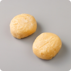 国産小麦粉を使用し、三温糖のやさしい甘さに仕上げました。凍ったまま油で揚げるだけの簡単調理商品です。