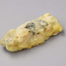 （衣付き）ピーマン肉詰め天ぷら 彩り野菜を合わせた鶏肉をピーマンに詰めて揚げた天ぷらです。大葉をのせることで見栄え良く仕上げました。衣付きで揚げるだけの簡単調理です。