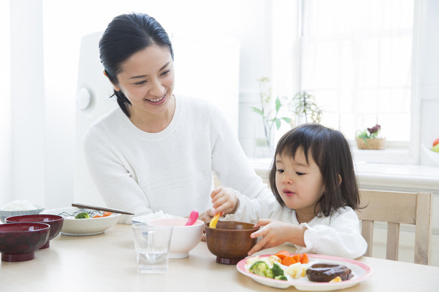 5万人に教えたマナー講師直伝 子どもと一緒に覚えたい 楽しい食卓をつくる食事マナーの基本 ほほえみごはん 冷凍で食を豊かに ニチレイフーズ 5万人に教えたマナー講師直伝 子どもと一緒に覚えたい 楽しい食卓をつくる食事マナーの基本 ほほえみごはん 冷凍で食を豊かに ニチレイフーズ