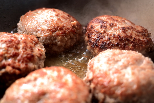 最初は強めの中火、反対側は弱火でじっくり焼く