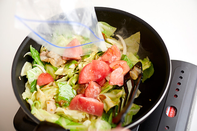 冷凍トマトを炒める写真