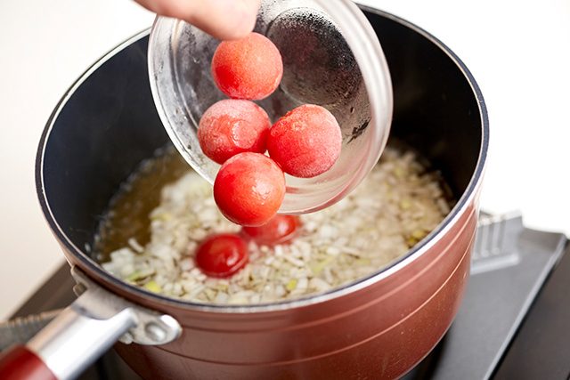 ミニトマトを入れている写真