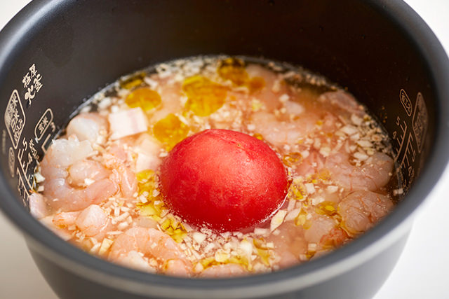 米にトマトを埋め込んでいる写真