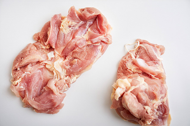 鶏もも肉の厚みを開いている写真