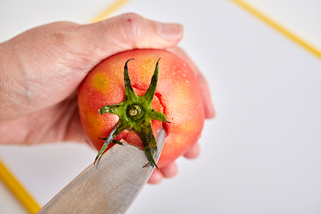 皮つきのまま、ヘタをくり抜いて取り除いているところ