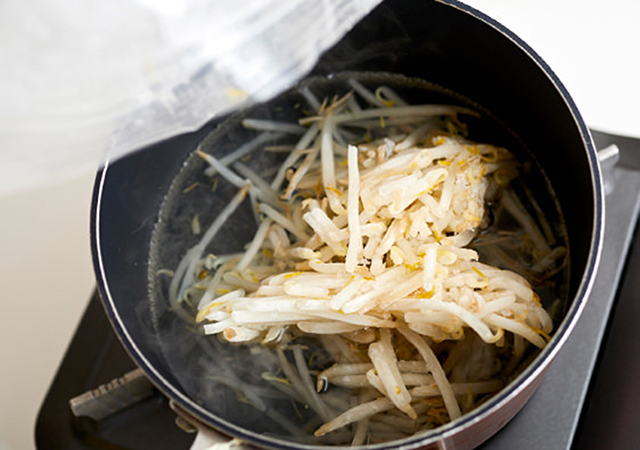 もやしとハムときゅうりのサラダの写真