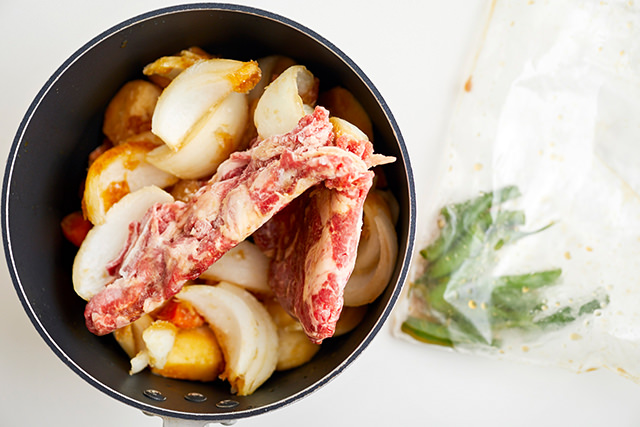 冷凍の肉じゃがの材料を鍋に入れた写真