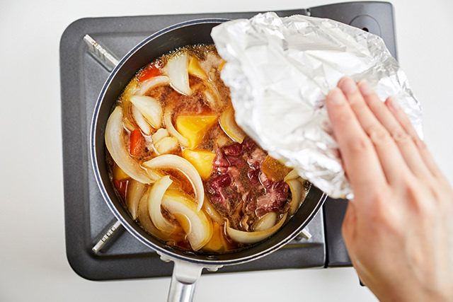 肉じゃがに落としぶたをしている写真