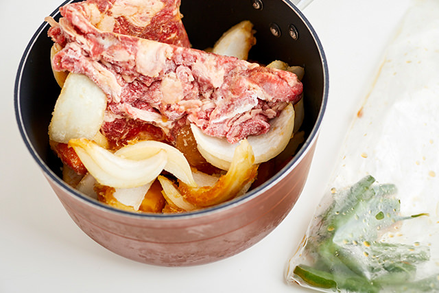 冷凍の肉じゃがの材料を鍋に入れた写真