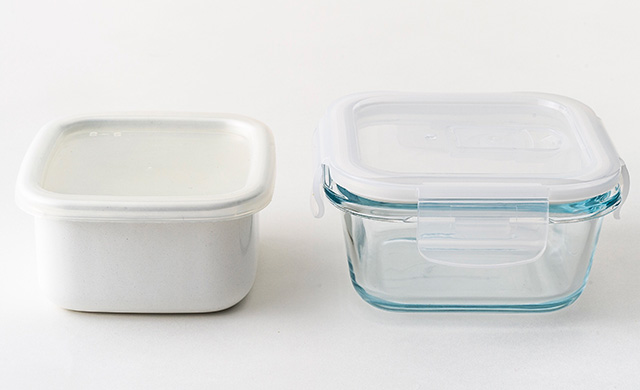 ホーローとガラス製の密閉容器の写真