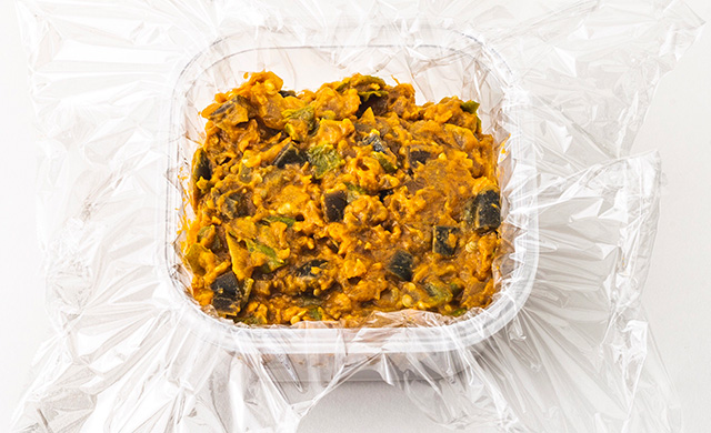 キーマカレーをラップをかけた保存容器に入れた写真