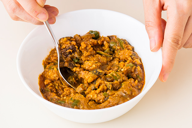 解凍したカレーを混ぜている写真