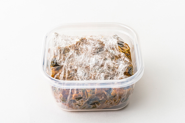 保存容器に1食分に小分けしたカレーの写真