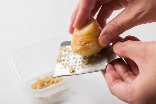 生姜をすりおろしている写真