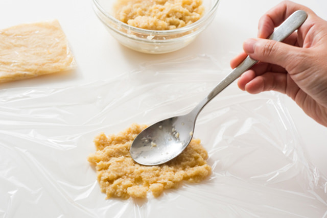 すりおろした生姜を薄く広げてラップで包んだ写真