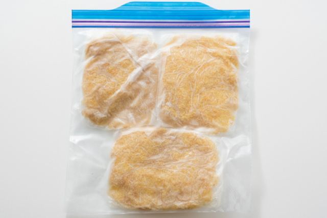 冷凍密閉保存袋入りの冷凍された板状の生姜の写真