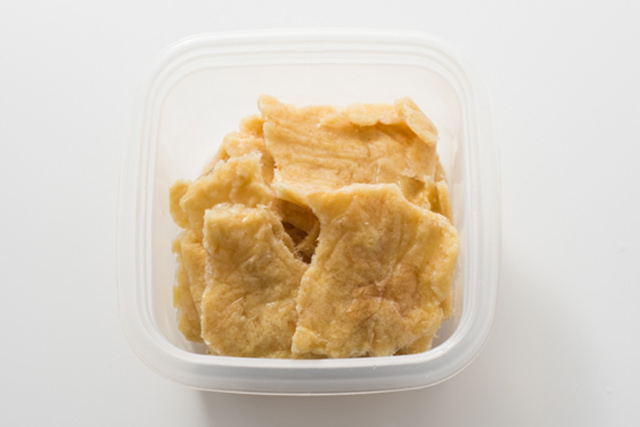 折られて冷凍用密閉保存容器に入った生姜の写真