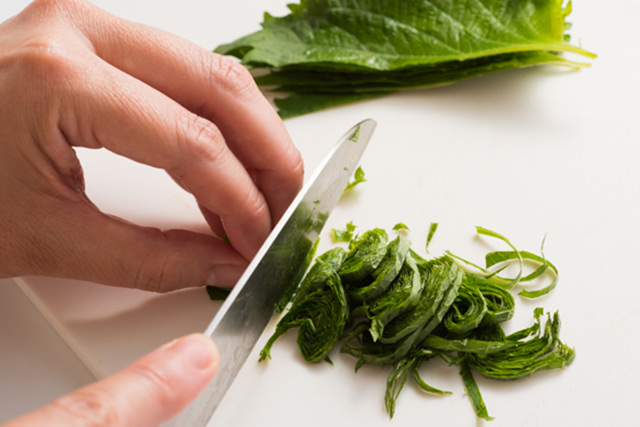 大葉をせん切りしている写真