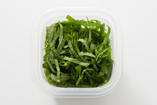 刻んだ大葉を保存容器に入れている大葉の写真