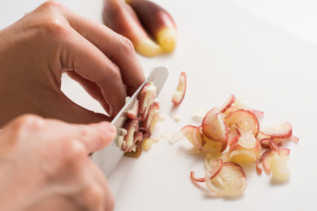 みょうがを小口切りにしている写真