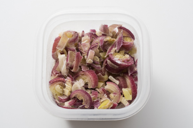 冷凍前の小口切りのみょうがの写真、冷凍した小口切りのみょうがの写真