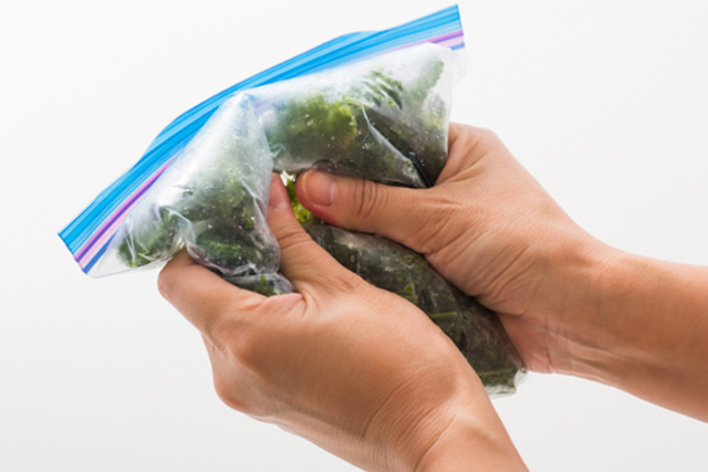 冷凍したパセリを手で揉んでいる写真