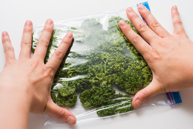 パセリを入れて空気を抜いている写真