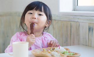 ご飯を食べているこどものイメージ