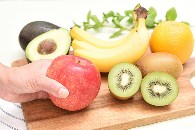 フルーツを手にとっている写真