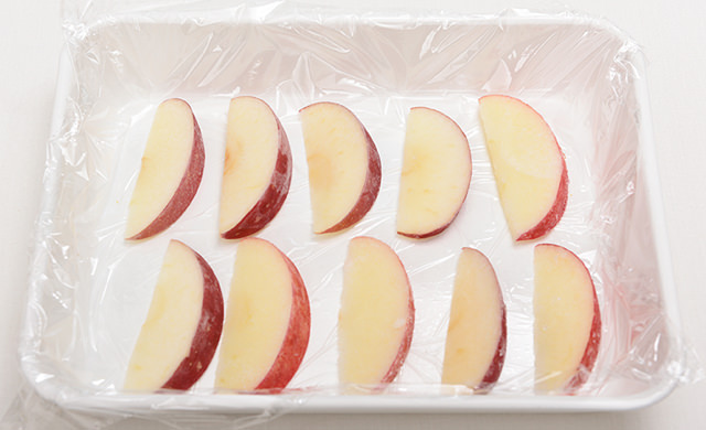 冷凍したあとのりんごの写真