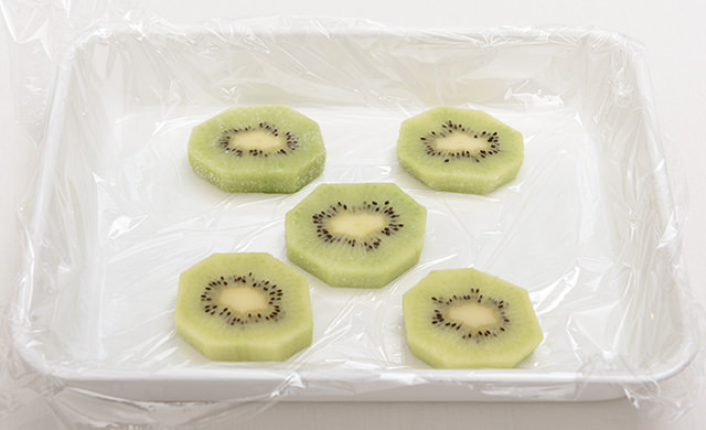 冷凍したあとのキウイの写真