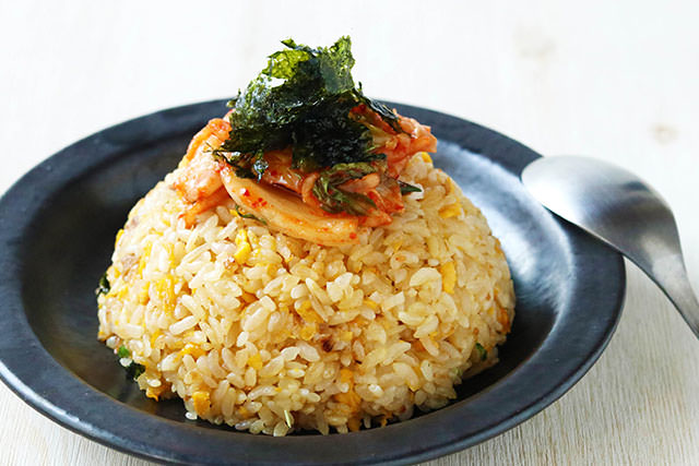 冷凍炒飯にキムチと韓国海苔がのった写真