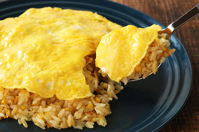 冷凍炒飯に薄焼き卵をのせた写真